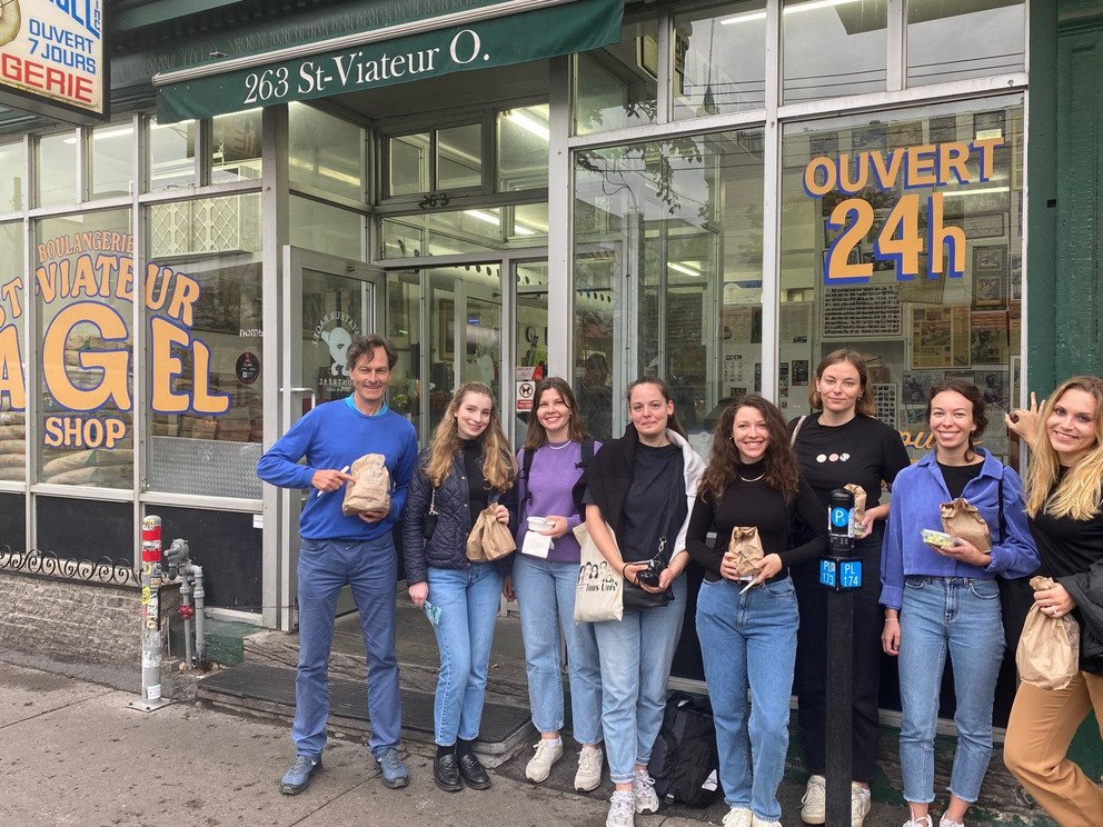 Gruppenbild vor einer Bagel-B&auml;ckerei