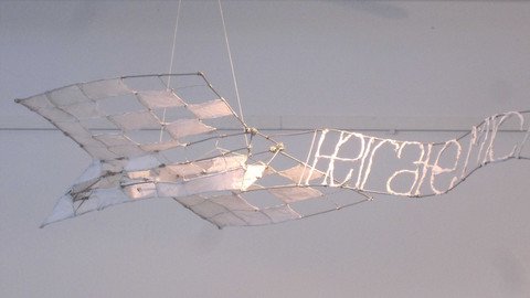 Flugk&ouml;rper aus Draht und Papier mit Schriftzug