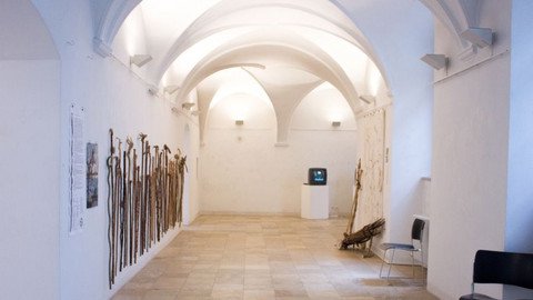 Flur mit Deckengew&ouml;lbe und Bildern an der Wand