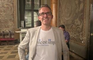 La vie est simple: Manger. Dormir. Parler français. La vie est simple. Manger. Dorminer. Parler francais.