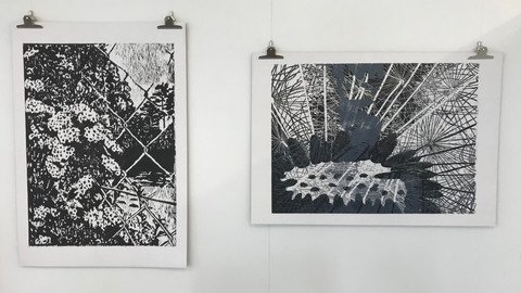 Ausstellungsst&uuml;ck Figuration und Abstraktion: zwei Bilder in Graut&ouml;nen nebeneinander 