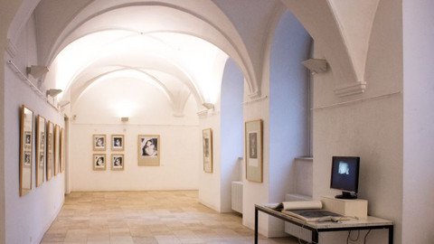 Flur mit Deckengew&ouml;lbe und Bildern an der Wand