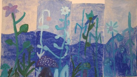 Gemalte Blumen vor blauem Hintergrund