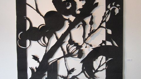 Pflanzenzweige ausgeschnitten aus schwarzer Pappe