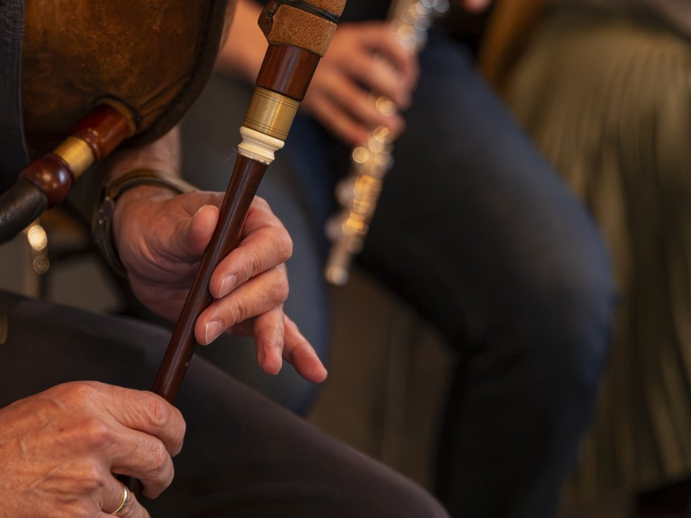 Das Bild zeigt den Auftritt der Musikgruppe Sechs-Achtel.