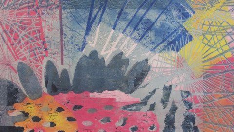 Nahaufnahme einer Pusteblume in bunten Farben