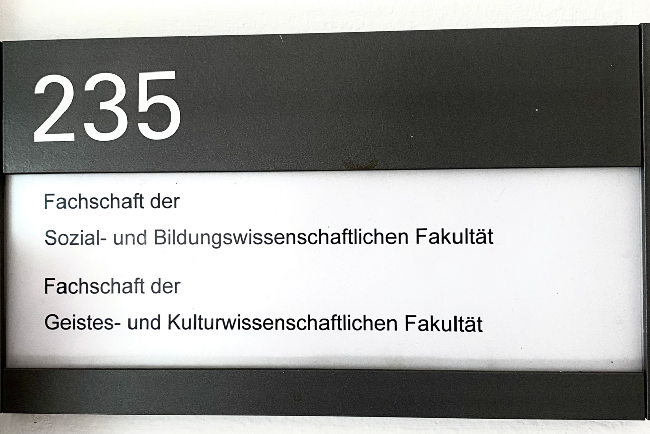[Translate to Englisch:] B&uuml;roschild_NK235