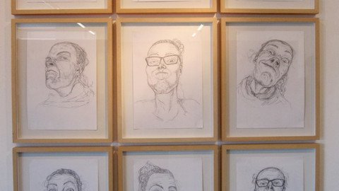 gerahmte Zeichnungen von Gesichtern