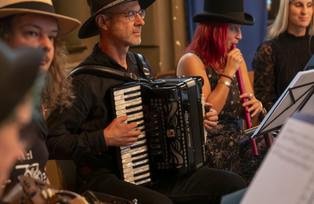 6-8tel Das Bild zeigt den Auftritt der Musikgruppe Sechs-Achtel.