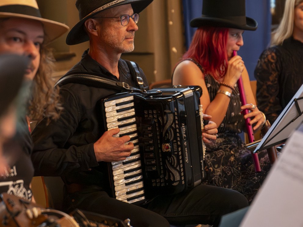 Das Bild zeigt den Auftritt der Musikgruppe Sechs-Achtel.