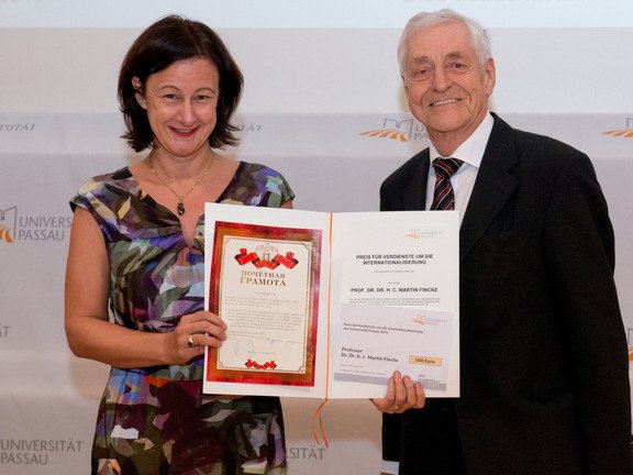 Verleihung des Preises f&uuml;r besondere Verdienste um die Internationalisierung der Universit&auml;t Passau an Prof. Dr. Dr. h. c. Martin Fincke, November 2015