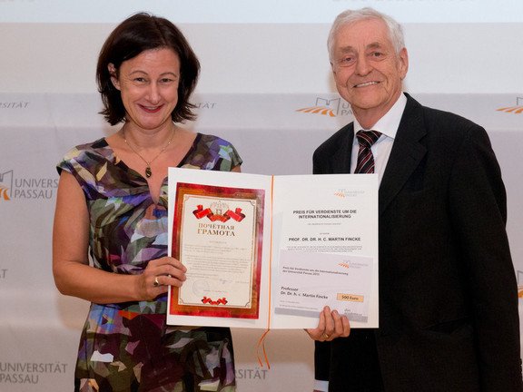Verleihung des Preises f&uuml;r besondere Verdienste um die Internationalisierung der Universit&auml;t Passau an Prof. Dr. Dr. h. c. Martin Fincke, November 2015