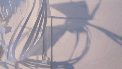 Aus Papier ausgeschnittenes Element wirft einen Schatten auf eine Oberfl&auml;che