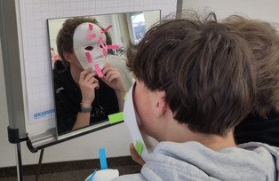 Being Masken&uuml;bung