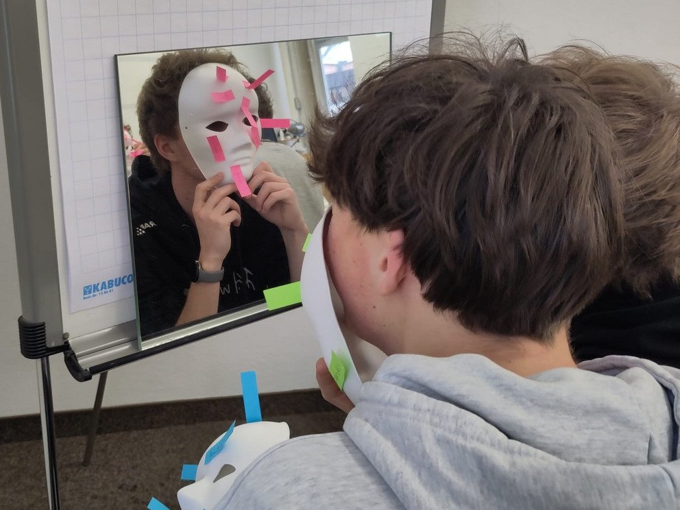 [Translate to Englisch:] Being Masken&uuml;bung