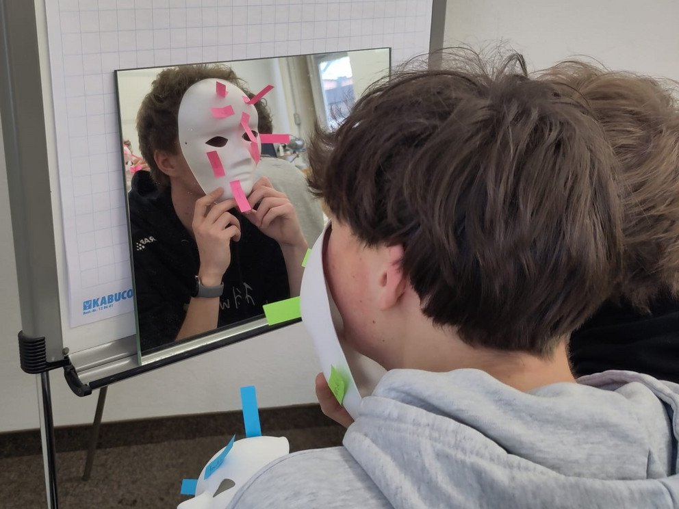 Being Masken&uuml;bung