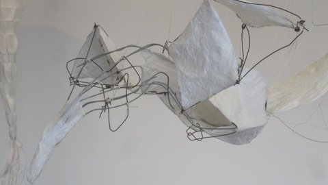 Flugk&ouml;rper aus Draht und Papier