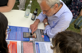 Prof. Dr. Dr. h.c. Horst Bredekamp begutachtet die Ausstellung