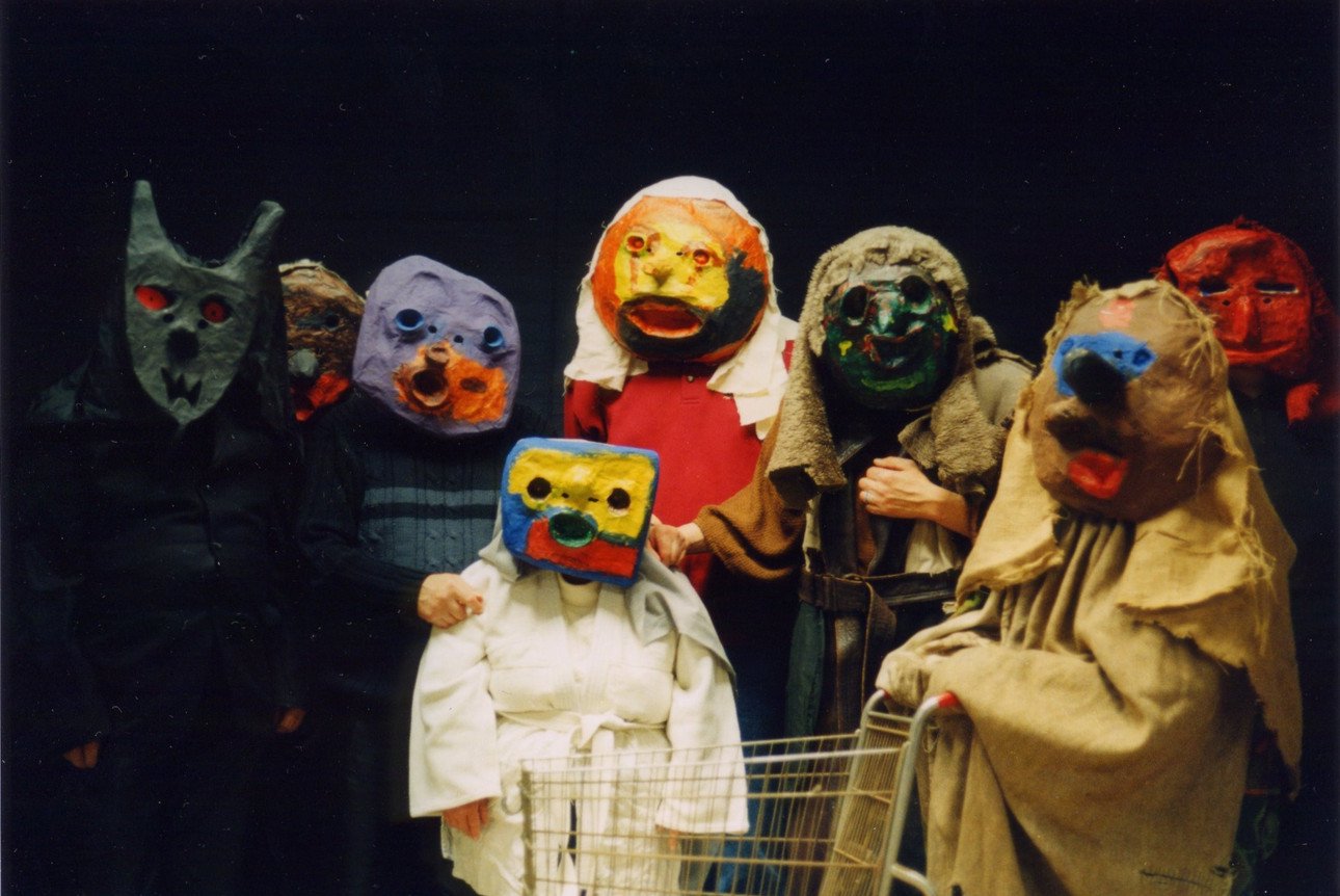 Foto vom St&uuml;ck "Maskenwesen" des Theaters Br&ucirc;t, geleitet von Gerhard Bruckner.