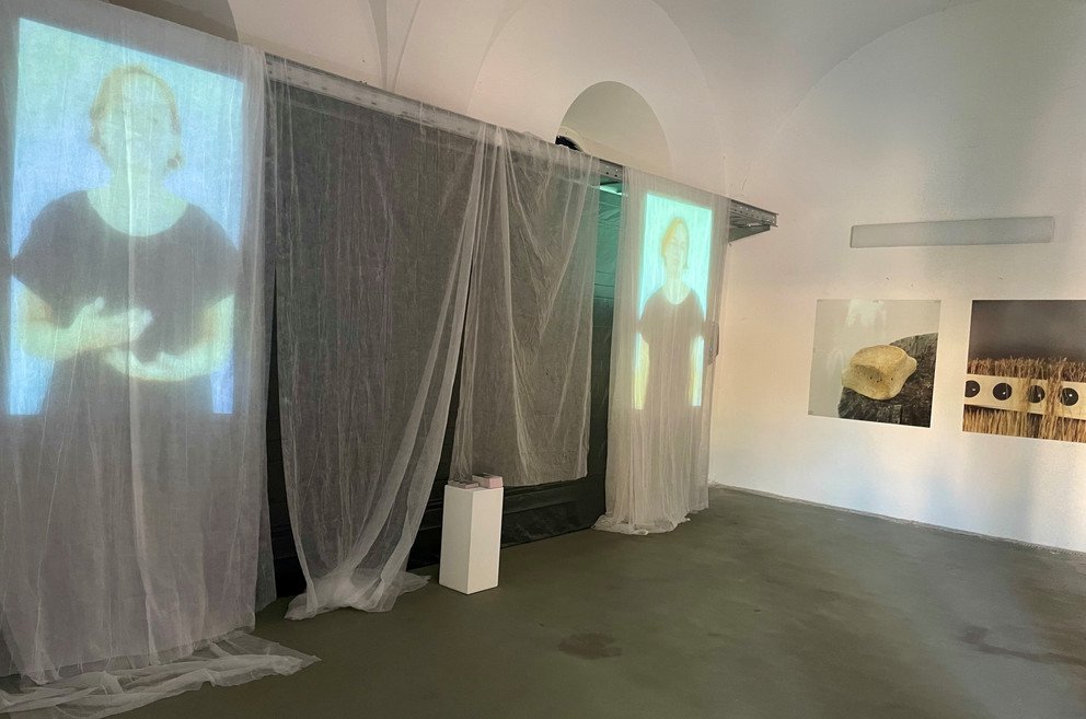 Hannah Graf, Elisabeth M&uuml;hlbauer und Susanne Wiesbeck: Memories as a game between humans and AI.