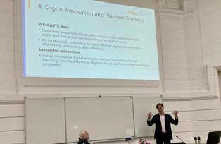 [Translate to Englisch:] Prof. Barmeyer bei Vortrag Arte