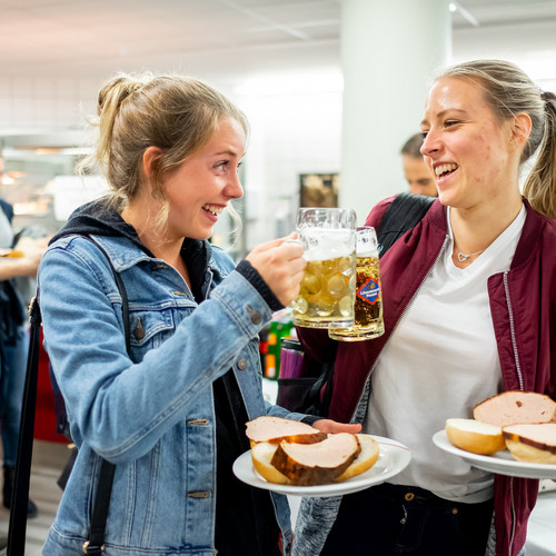 Studentinnen beim Erstsemester-Empfang