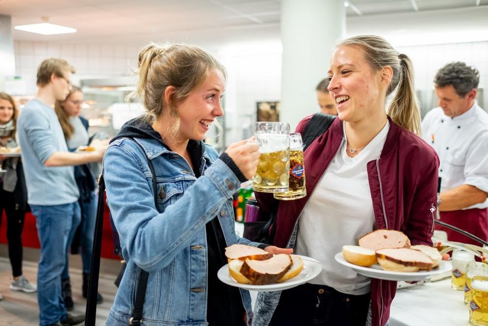 Studentinnen beim Erstsemester-Empfang