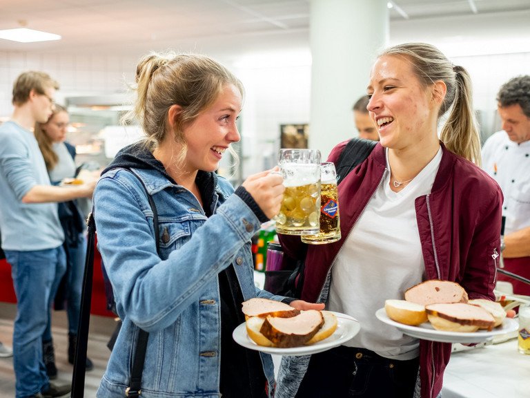Studentinnen beim Erstsemester-Empfang