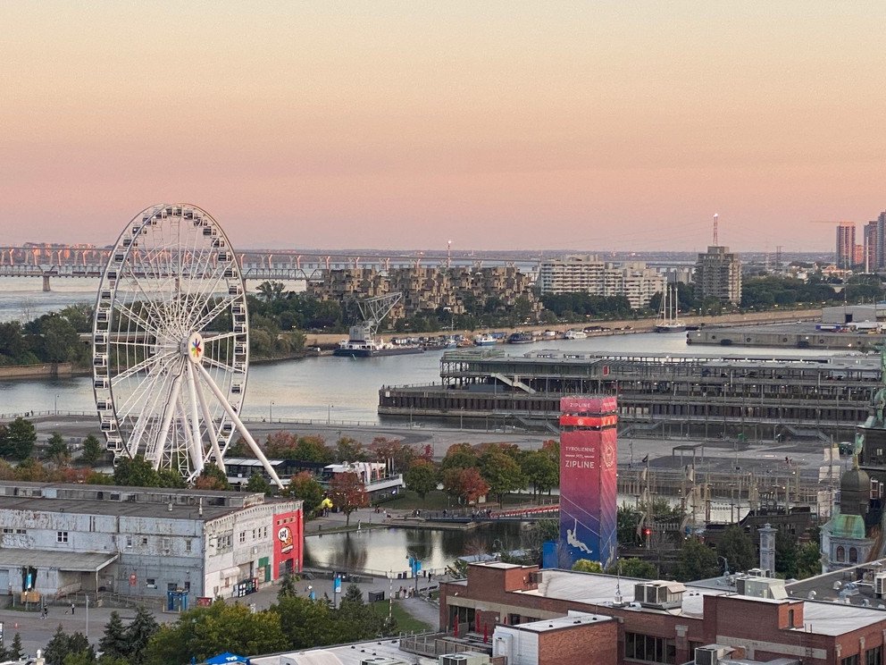 Riesenrad am Hafen in der D&auml;mmerung 