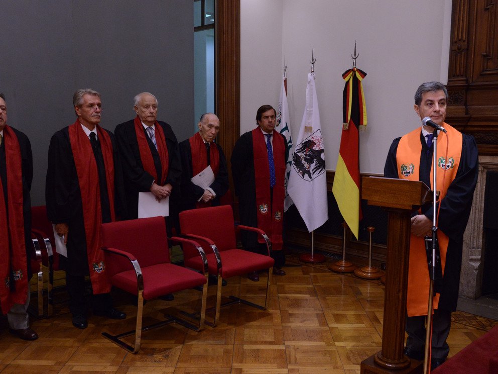 Einzug der Fahnentr&auml;ger mit der Flagge Argentiniens und der des Vatikans