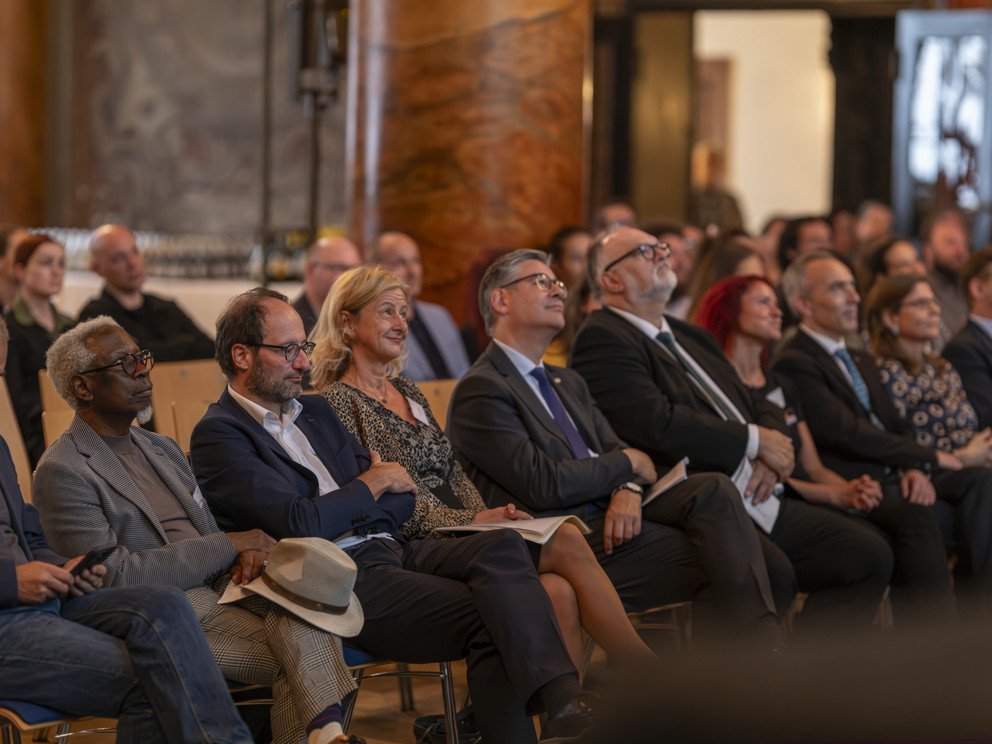 Es ist ein Bildausschnitt aus dem Publikum zu sehen.