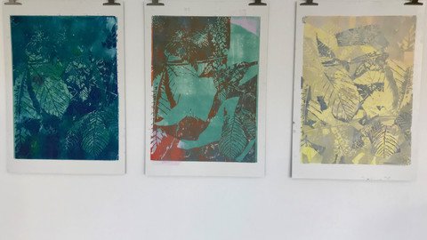 Ausstellungsst&uuml;ck Figuration und Abstraktion: drei Leinw&auml;nde nebeneinander