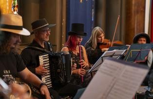 6-8tel Das Bild zeigt den Auftritt der Musikgruppe Sechs-Achtel.