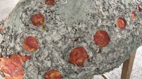 Ausstellungsst&uuml;ck Figuration und Abstraktion: grauer Stein mit roten Elementen