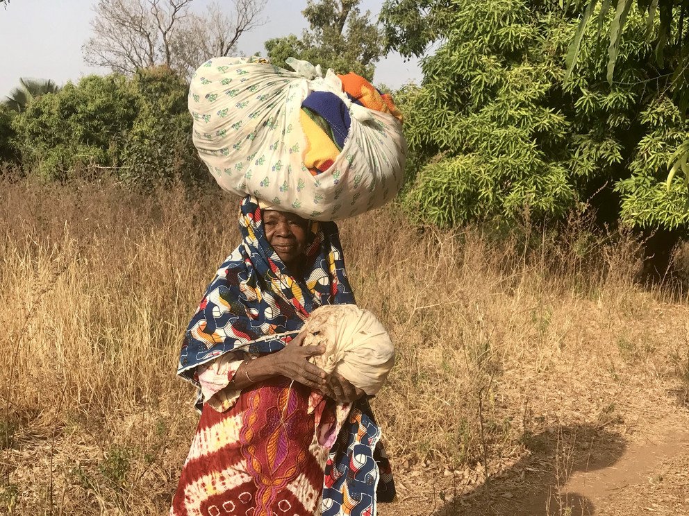 Dame am Gambia-Fluss in Afia/Senegal