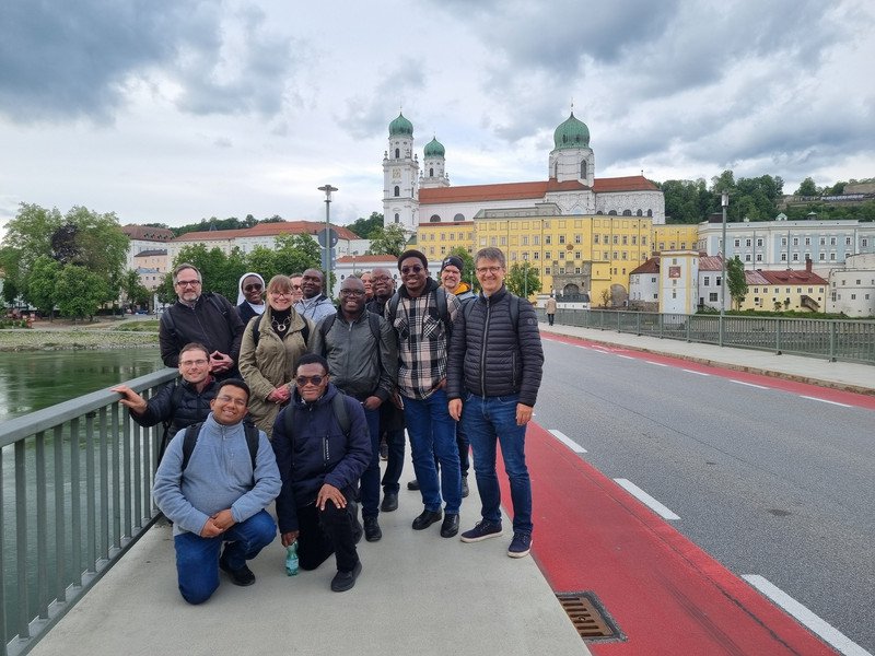 Teilnehmende der Konferenz beim Stadtrundgang auf der Marienbrücke in Passau, rechts im Bild Prof. Dr. Bernhard Bleyer, Inhaber des Lehrstuhls Theologische Ethik an der Universität Passau; Foto: privat