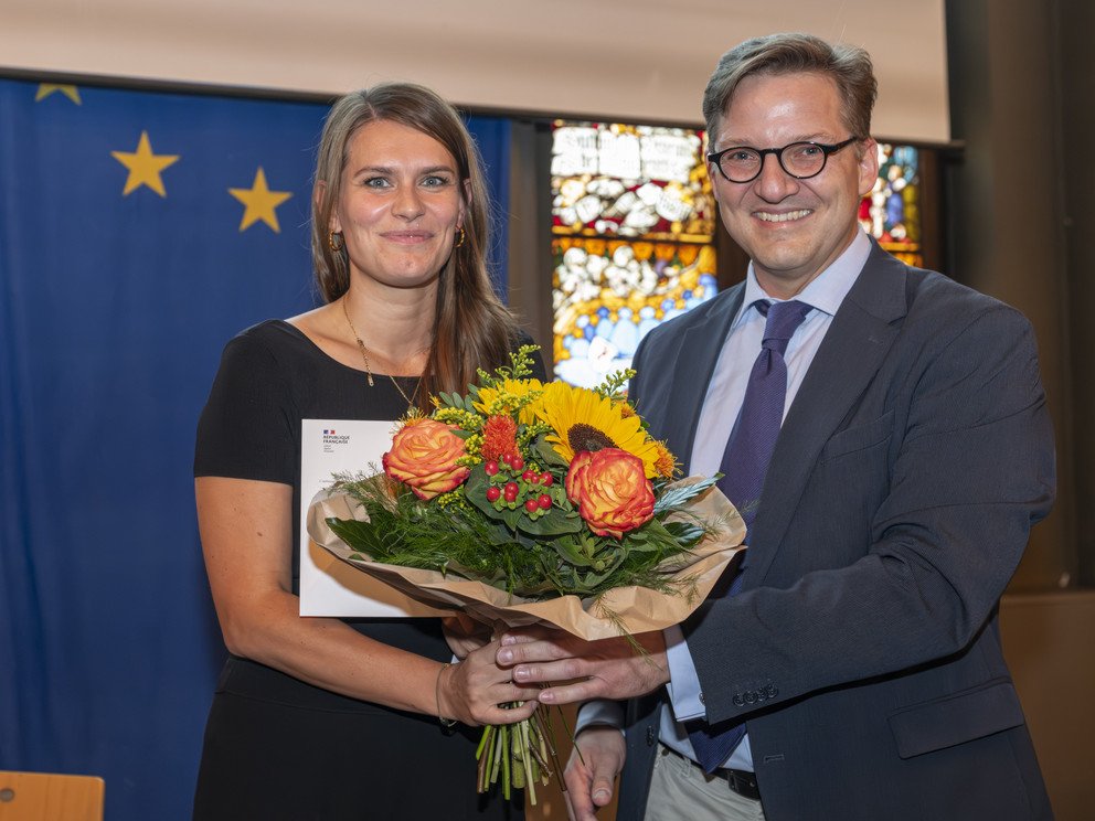 Das Bild zeigt die Preistr&auml;gerin (Dembruk) und den Laudator (Issler).