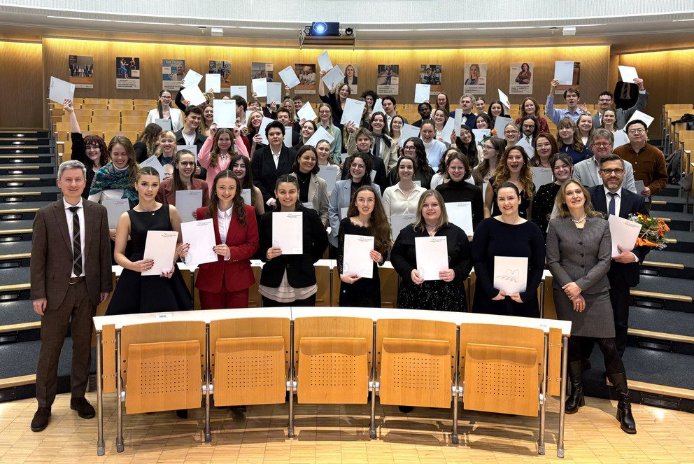 Gruppenfoto der Absolventinnen und Absolventen