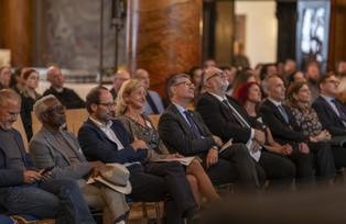 Publikum Es ist ein Bildausschnitt aus dem Publikum zu sehen.