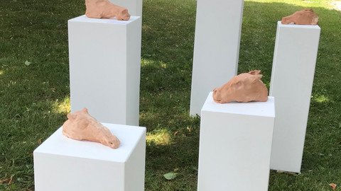 Skulpturen-Sammlung drau&szlig;en auf dem Campus