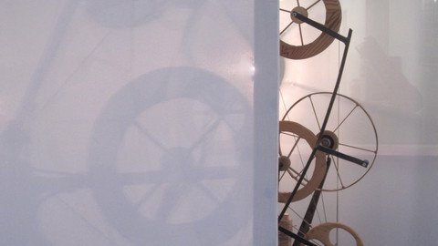 R&auml;der schimmern durch einen wei&szlig;en Stoff 