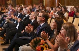 Publikum Es ist ein Bildausschnitt aus dem Publikum zu sehen.