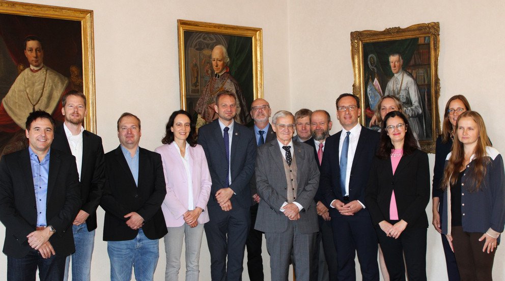 Bild 2: Die Delegationen im Austausch, darunter Prof. Dr. Tobias Kaiser (1. v.l), Vizepr&auml;sidentin Prof. Dr. Daniela Wawra (4. v.l.); Rektor Prof. RNDr. Jiř&iacute; Zima, CSc und Pr&auml;sident Prof. Dr. Jan Hendrik Schumann (beide Mitte vorne), Prof. Dr. Stefanie Scherzinger (2.v.r. hintere Reihe); Foto: Karlsuniversit&auml;t Prag.