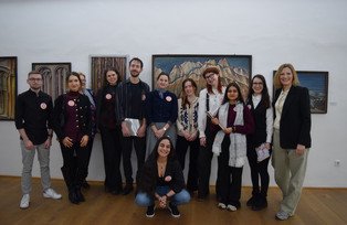 Die studentischen Live Speaker der Kunstgeschichte unter der Leitung von Prof. Dr. Margarete Pratschke, Foto: MMK Studierende der Kunstgeschichte als Live Speaker im Museum Moderner Kunst