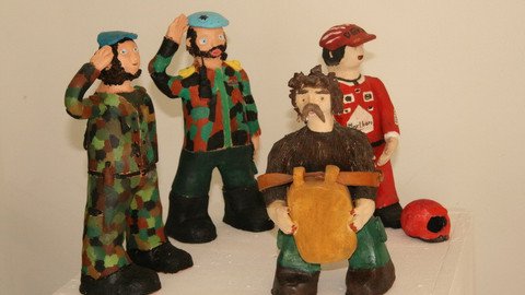 Soldaten neben zwei Menschen gemalt