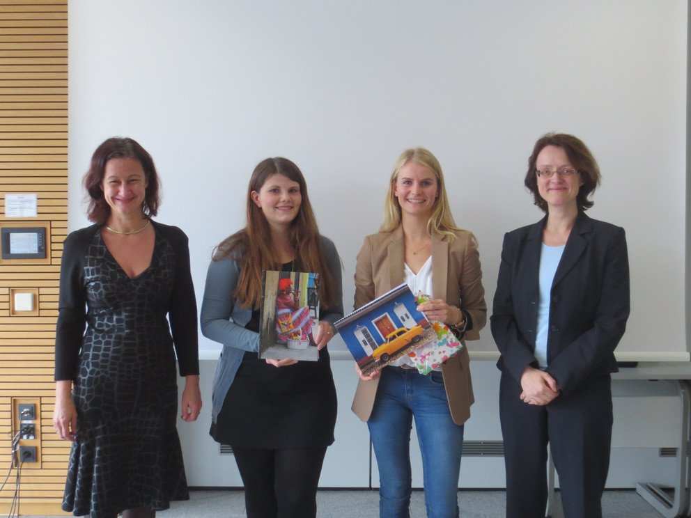 Frau Prof. Dr. Ursula Reutner, Frau Marie-Claire Pfeiffer, Frau Teresa Lang, Frau Prof. Dr. Hartwig nach der Preisverleihung zum Fotowettbewerb
