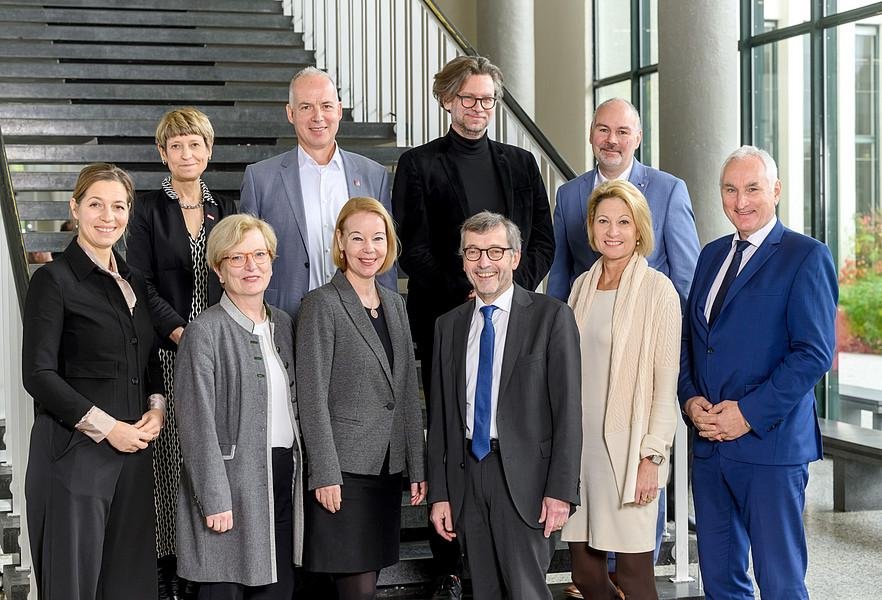 Das neu gew&auml;hlte HRK-Pr&auml;sidium: (hintere Reihe v.l.n.r.) Prof. Dr. Ittel, Prof. Dr. Krausch, Dr. Zerbst, Prof. Dr. Bagdahn (vordere Reihe v.l.n.r.) Prof. Dr. Menzel-Riedl, Prof. Dr. Tippe, Prof. Dr. Schumann, HRK-Pr&auml;sident Prof. Dr. Rosenthal, Prof. Dr. Steinbeck, Prof. Dr. Bartosch; Foto: David Ausserhofer