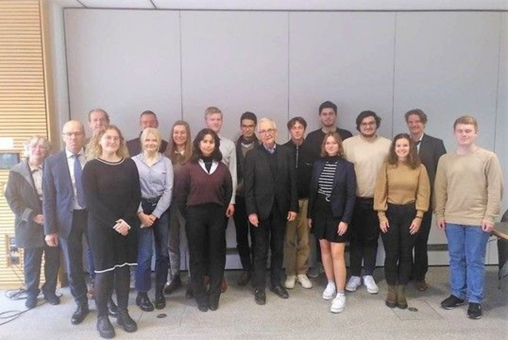 Studierende und Mitarbeiterinnen und Mitarbeiter der Universität Passau mit Prof. Dr. Dr. h. c. mult. Klaus Töpfer (Bildmitte). Foto: Universität Passau