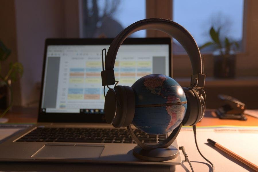 Laptop, Globus mit Kopfh&ouml;rern