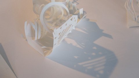 Formen aus Papier geschnitten, diese werfen Schatten